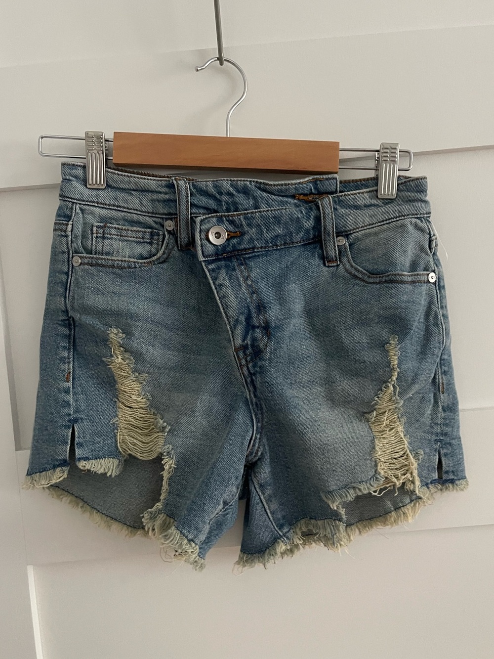 Kendall & Kylie Distressed Light Blue Denim Shorts size 0